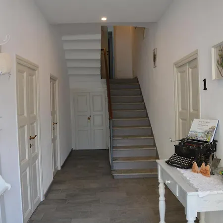 Lescen White Residence Lake View
